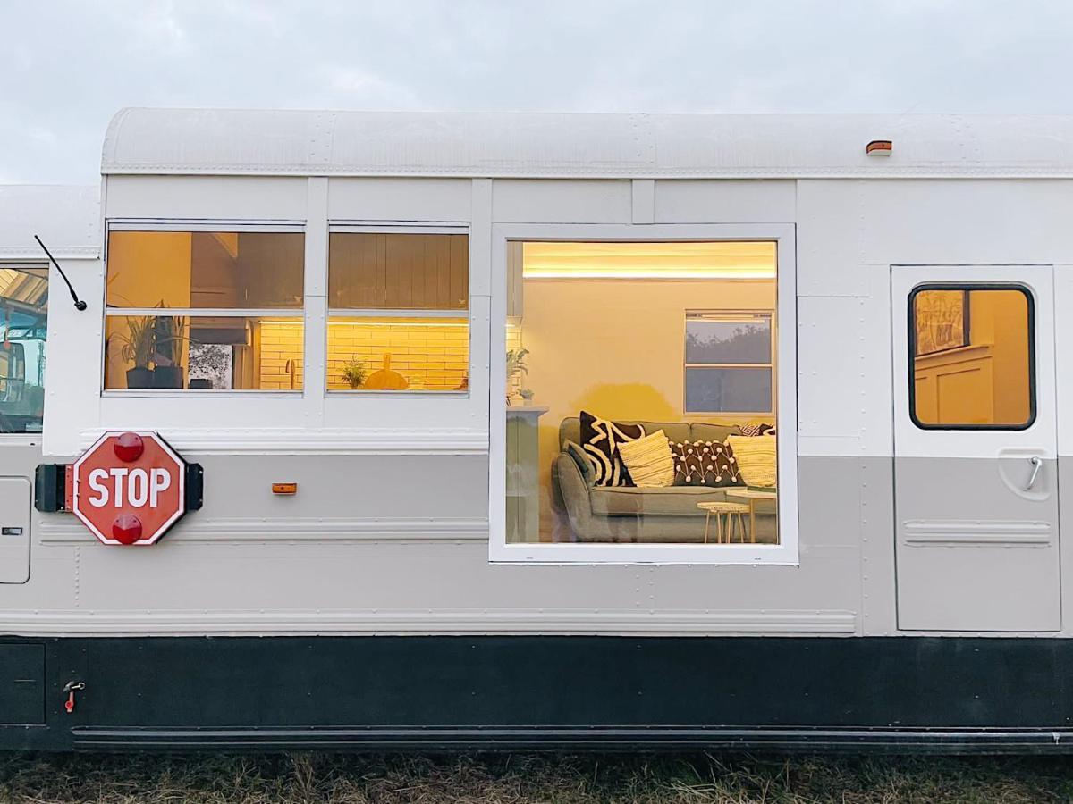 American School Bus Retreat With Hot Tub In Sussex Meadow アックフィールド エクステリア 写真