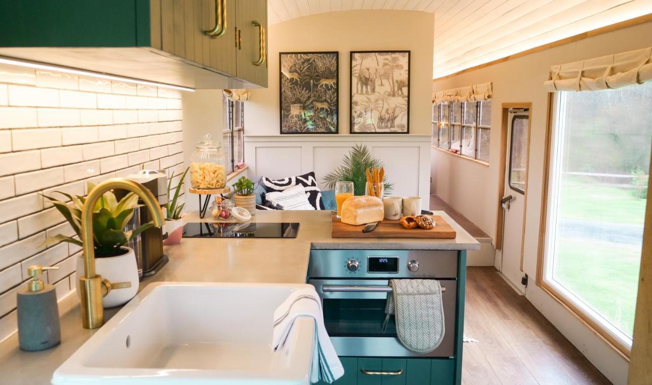 American School Bus Retreat With Hot Tub In Sussex Meadow アックフィールド エクステリア 写真