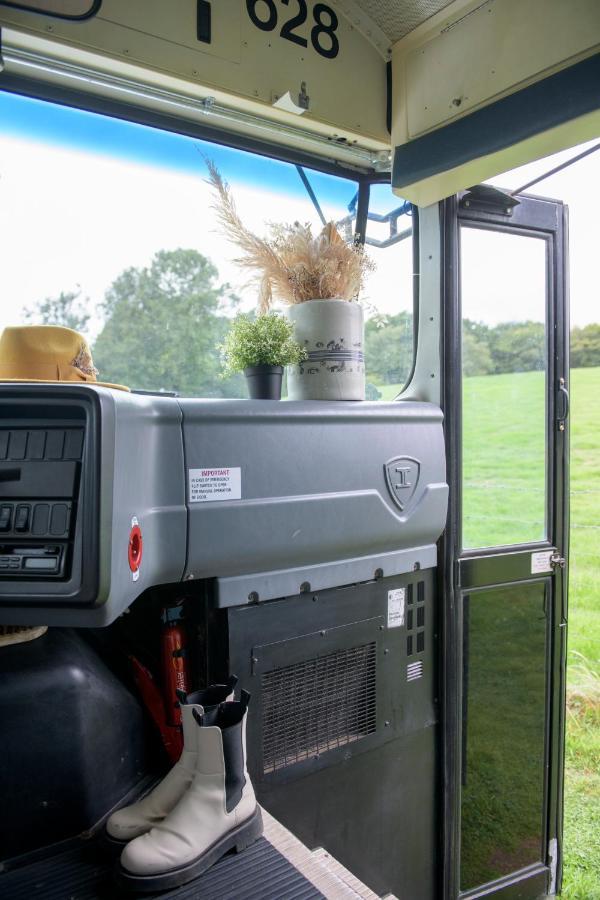 American School Bus Retreat With Hot Tub In Sussex Meadow アックフィールド エクステリア 写真