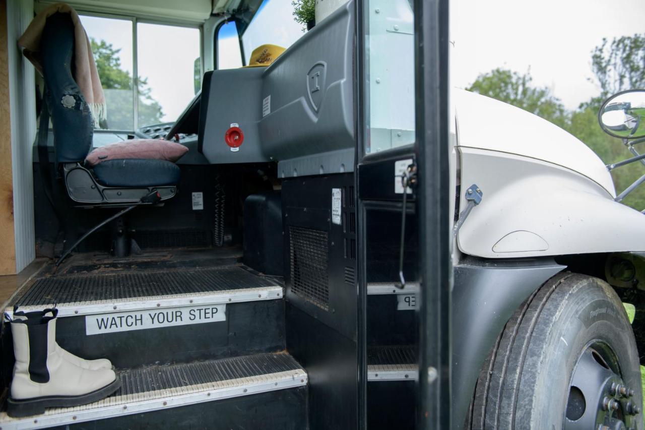 American School Bus Retreat With Hot Tub In Sussex Meadow アックフィールド エクステリア 写真