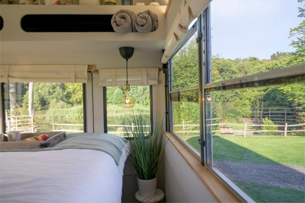 American School Bus Retreat With Hot Tub In Sussex Meadow アックフィールド エクステリア 写真