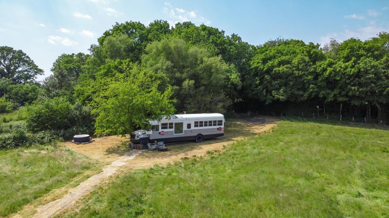 American School Bus Retreat With Hot Tub In Sussex Meadow アックフィールド エクステリア 写真