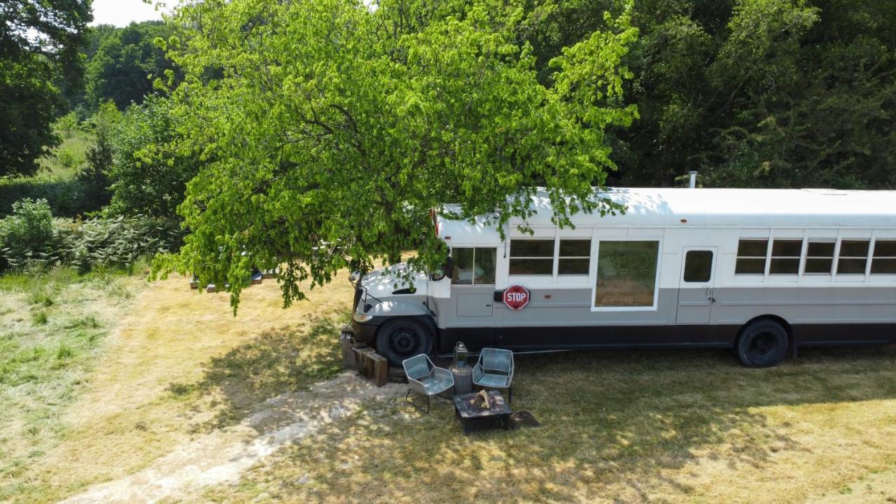 American School Bus Retreat With Hot Tub In Sussex Meadow アックフィールド エクステリア 写真