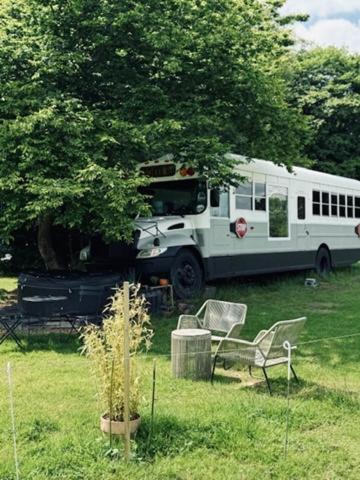 American School Bus Retreat With Hot Tub In Sussex Meadow アックフィールド エクステリア 写真