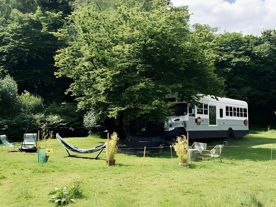 American School Bus Retreat With Hot Tub In Sussex Meadow アックフィールド エクステリア 写真